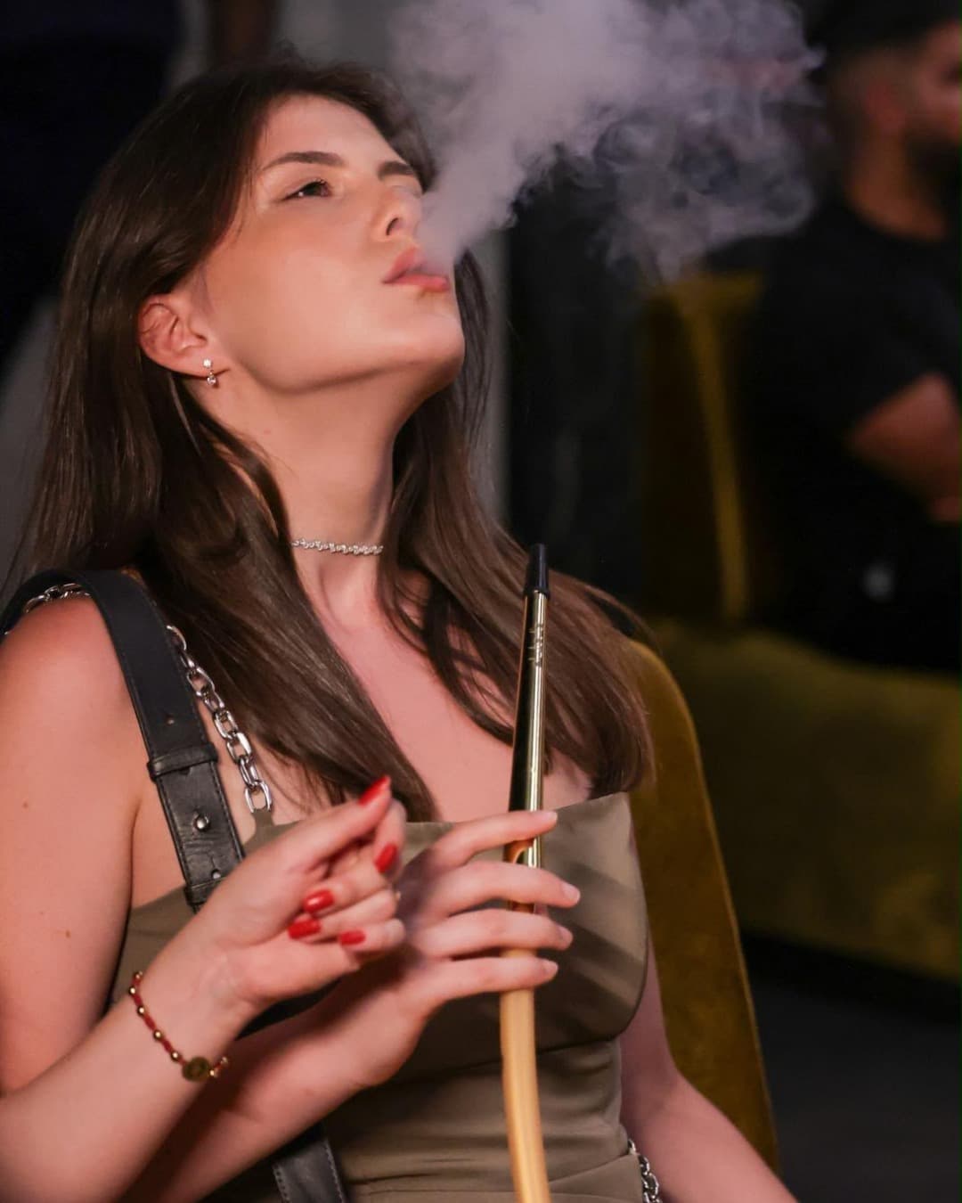 Un client profite de l'expérience hookah au Saint-Cyr